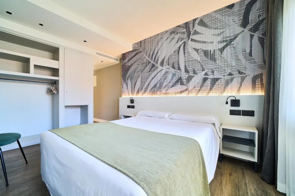 Habitación Doble con terraza — Hostal Sol y Miel