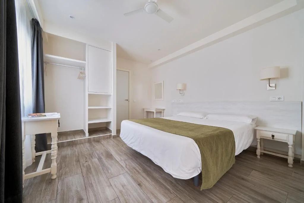 Habitación Doble — Hostal Sol y Miel