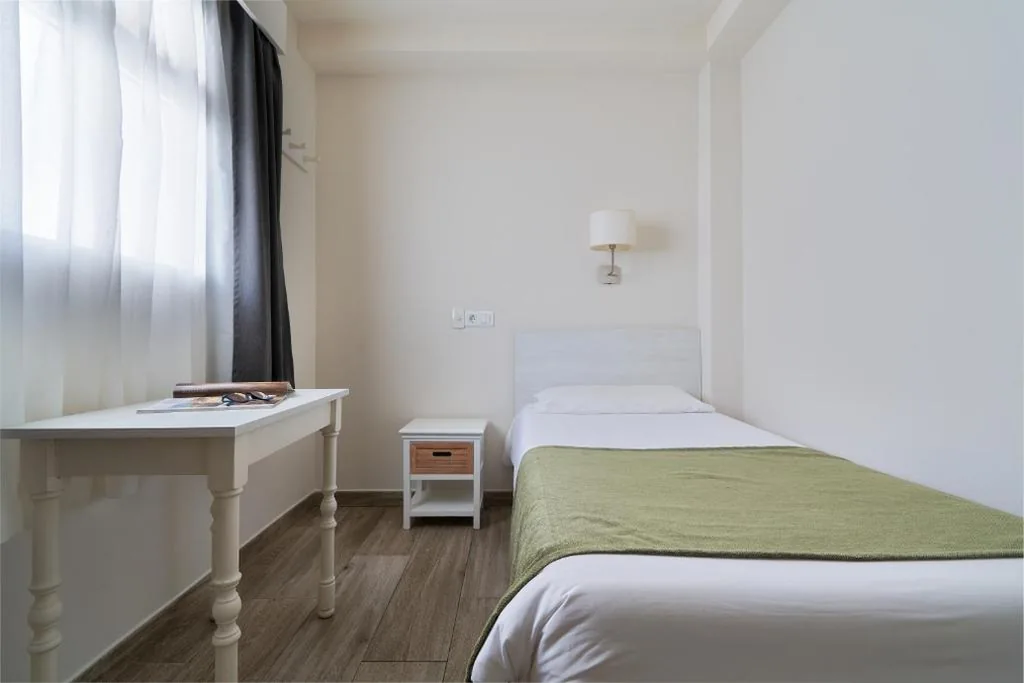Habitación Individual Económica — Hostal Sol y Miel