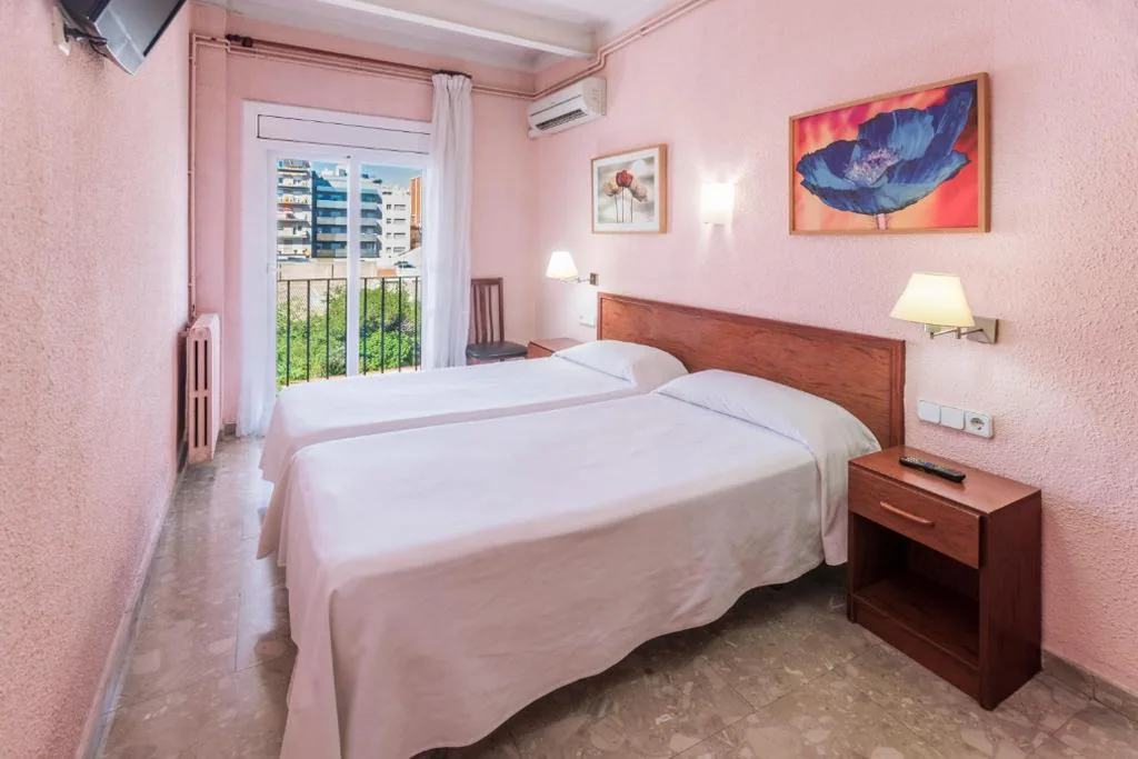 Habitación Doble con baño compartido - 1 o 2 camas — Hostal Solimar