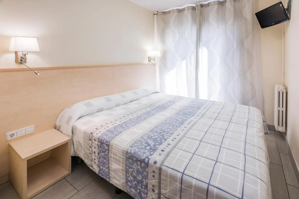 Habitación Doble con baño privado - 1 o 2 camas — Hostal Solimar
