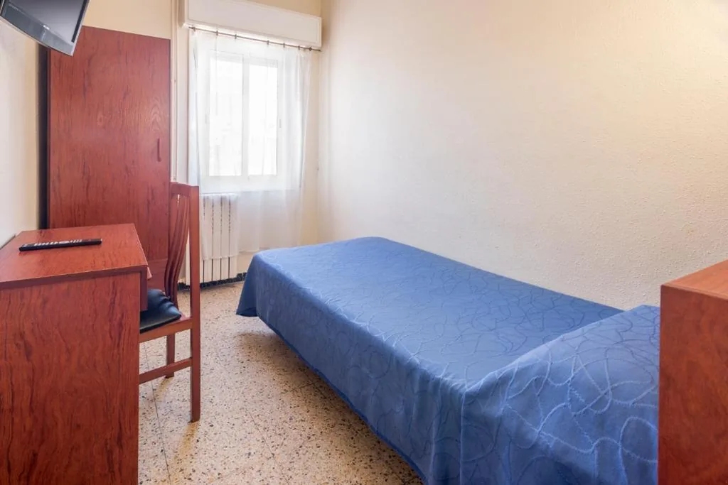 Habitación Individual con baño compartido — Hostal Solimar