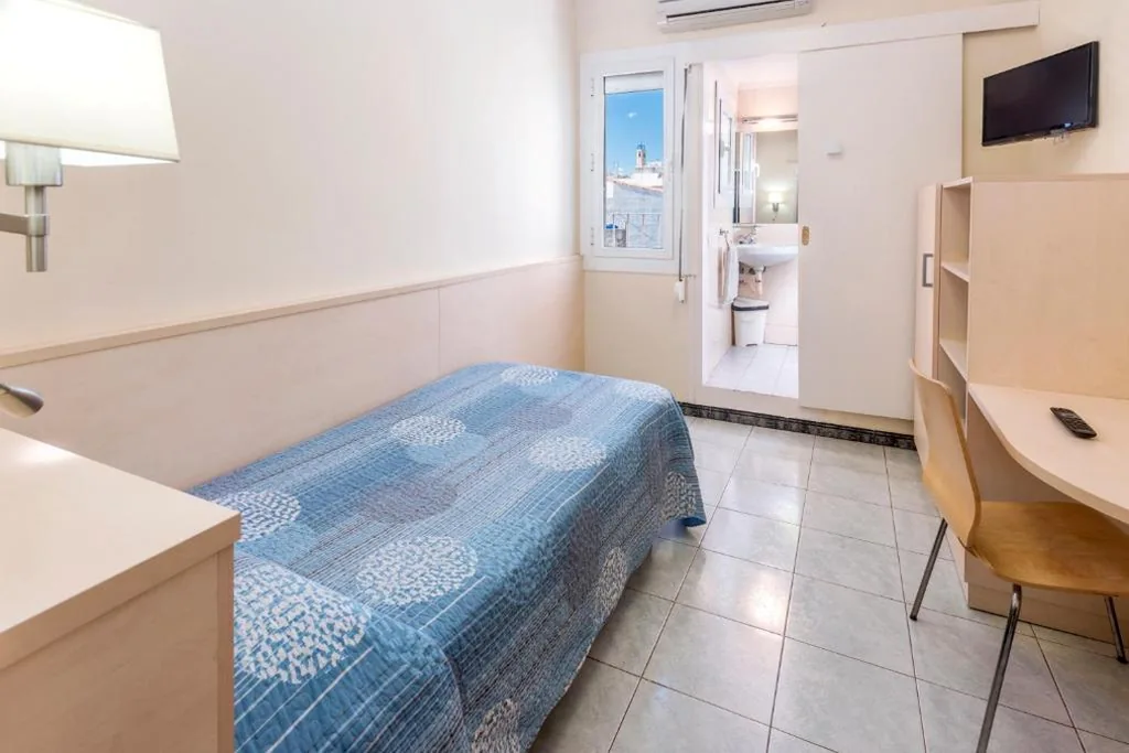 Habitación Individual con baño privado — Hostal Solimar