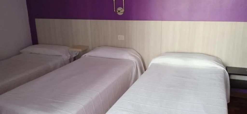 Camera Tripla con bagno privato — Hostal Solpor