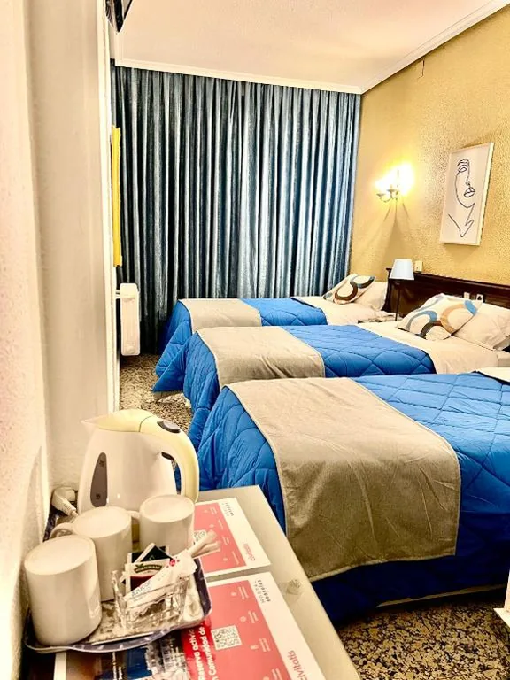 Tweepersoonskamer met extra bed - 2 bedden — Hostal Sonsoles Madrid-Centro