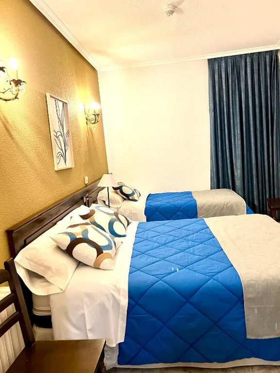 Tweepersoonskamer met extra bed — Hostal Sonsoles Madrid-Centro
