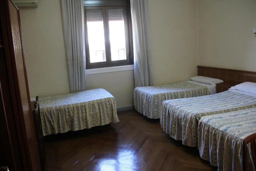Habitación cuádruple — Hostal Splendid - Gran Vía