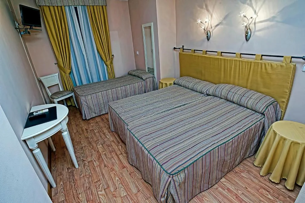 Dreibettzimmer — Hostal Stop