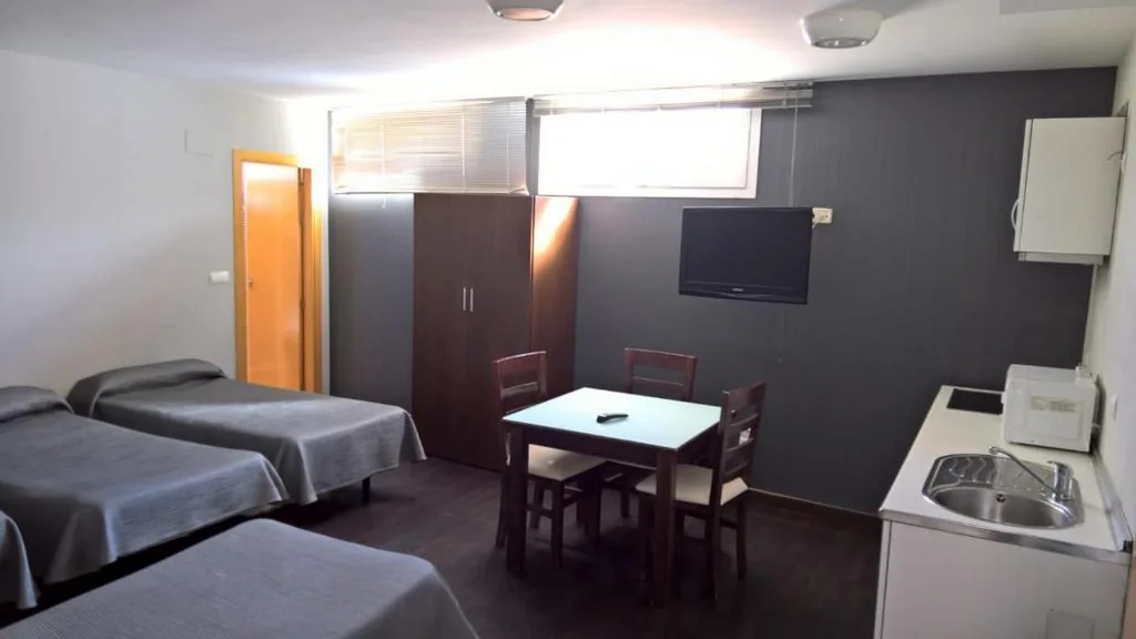 Apartamento semibajo - 4 camas individuales — Hostal T4