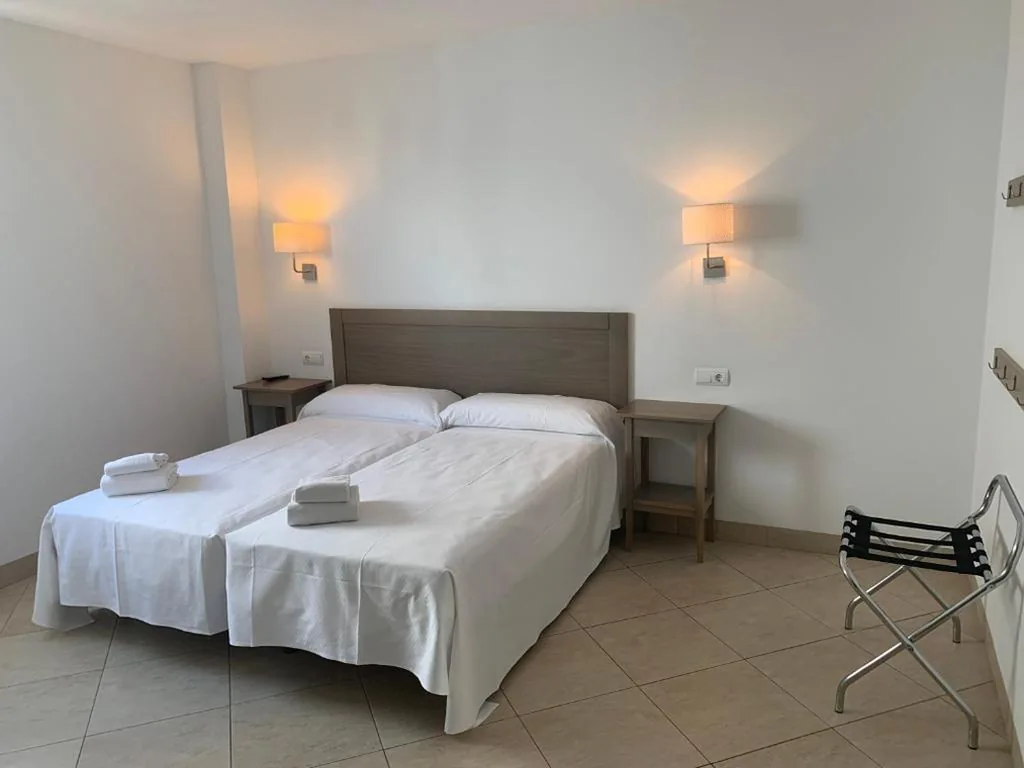 Habitación Doble adaptada para personas con discapacidad - 2 camas — Hostal Tarifa -Recepcion abierta las 24h-