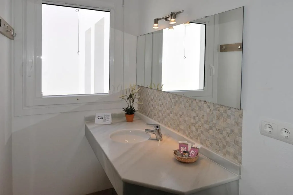 Habitación Triple — Hostal Tarifa -Recepcion abierta las 24h-
