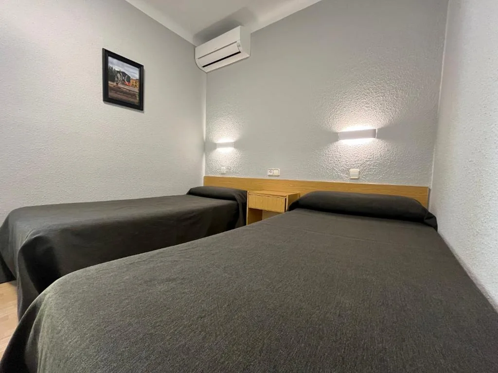 Chambre Double avec douche - 2 lits — Hostal Tarrés