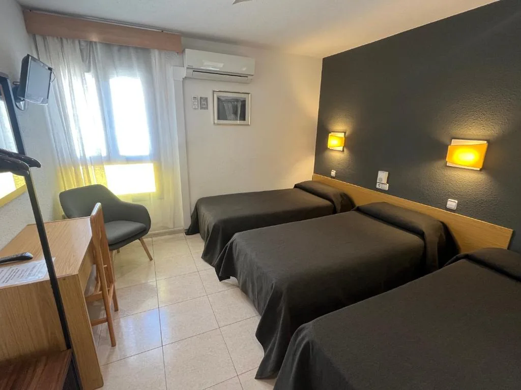 Chambre Triple avec baignoire — Hostal Tarrés