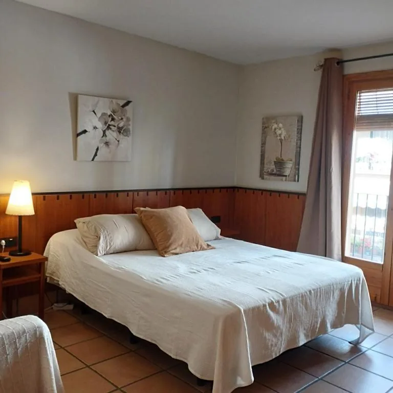 Camera doppia Deluxe con balcone — Hostal Tastavins