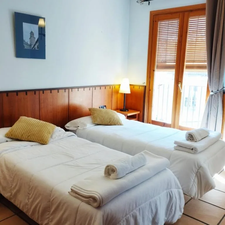 Camera doppia Superior con 2 letti, vista sulla città — Hostal Tastavins