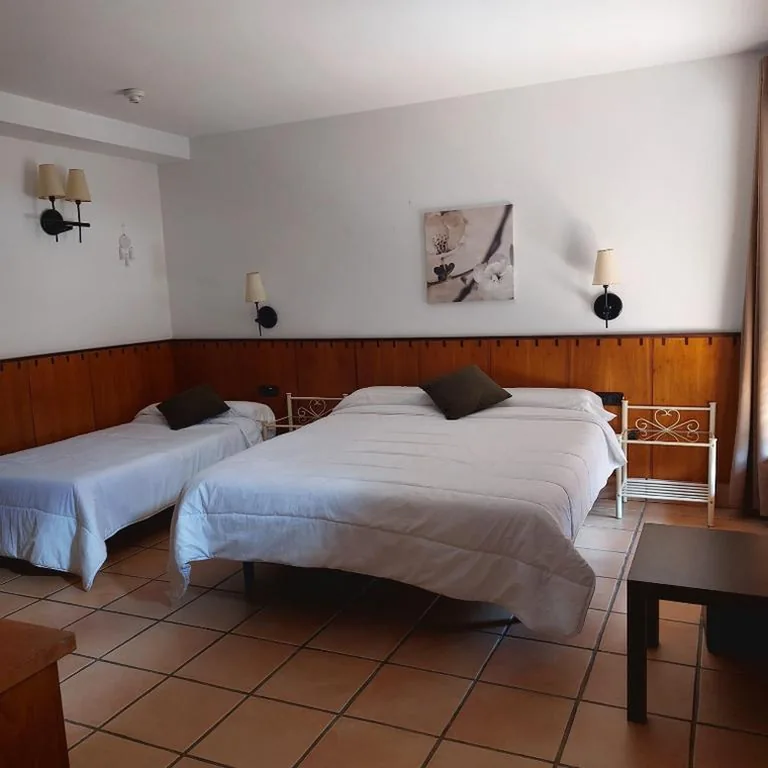Camera tripla con balcone — Hostal Tastavins
