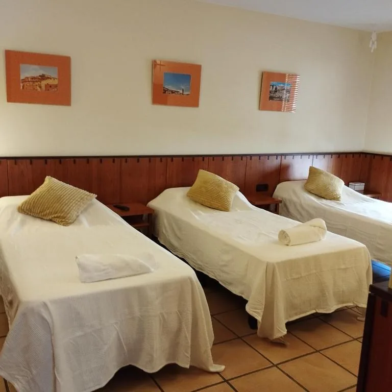 Camera tripla con vista sulla città — Hostal Tastavins