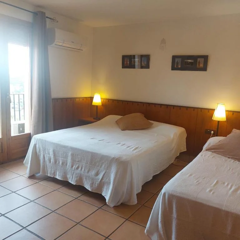 Camera tripla con vista sulle montagne — Hostal Tastavins