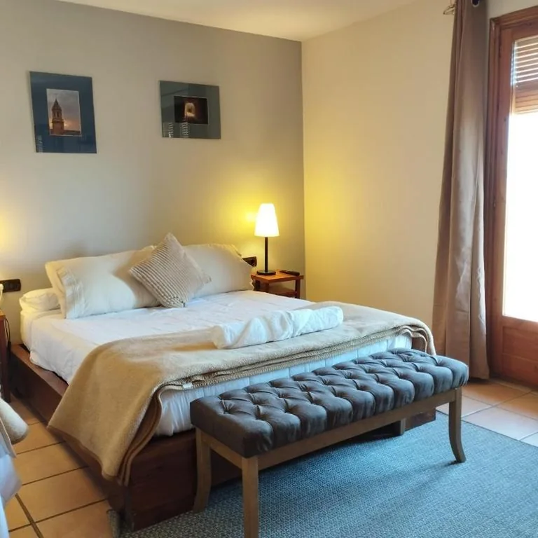 Camera tripla con vista sulle montagne — Hostal Tastavins
