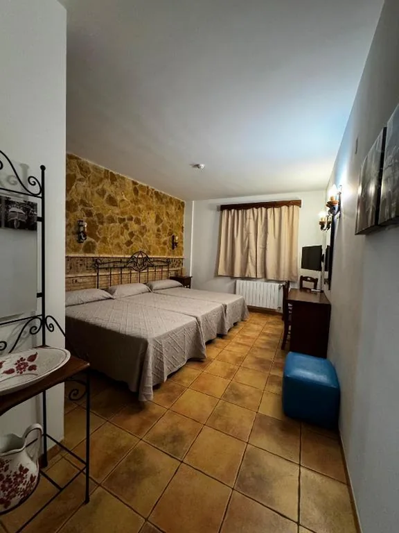 Quarto Triplo Conforto com duche — Hostal Todolella