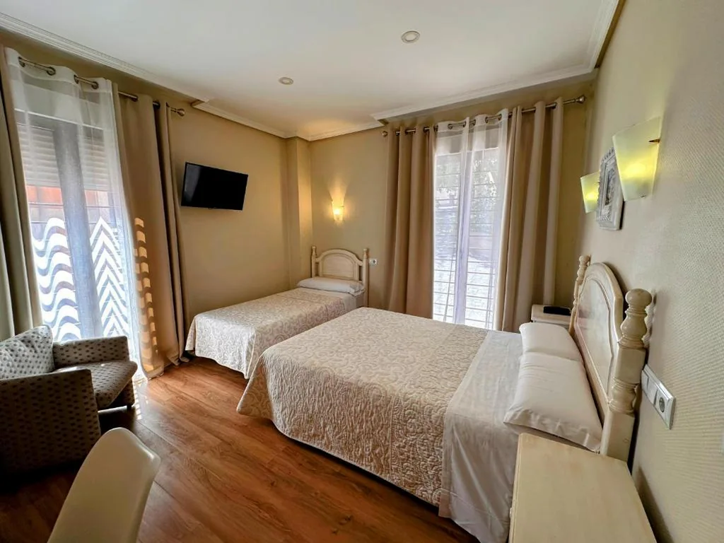 Doppelzimmer mit Zustellbett — Hostal Toledo