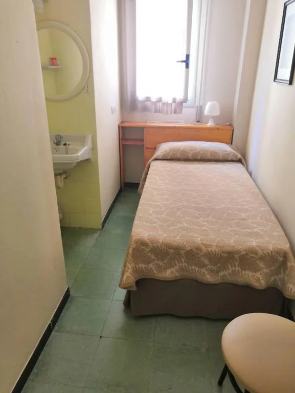 Habitación Individual con baño compartido — Hostal Torre Mar