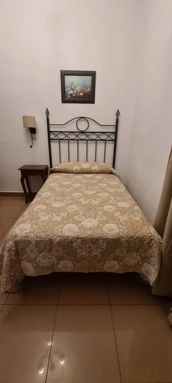 带外置私人浴室的单人间 — Hostal Trajano