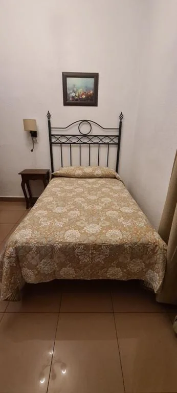 单人间 — Hostal Trajano