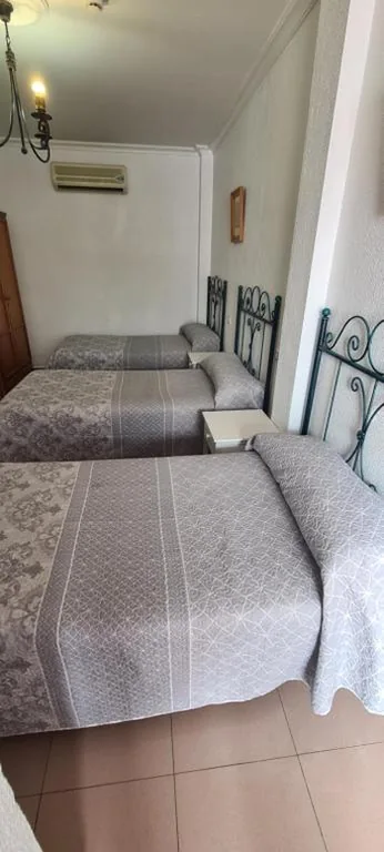三人间 — Hostal Trajano