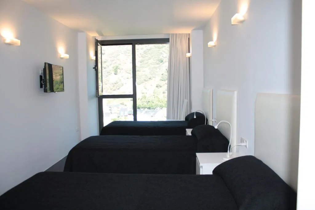 三人间 — Hostal Tres Campanas
