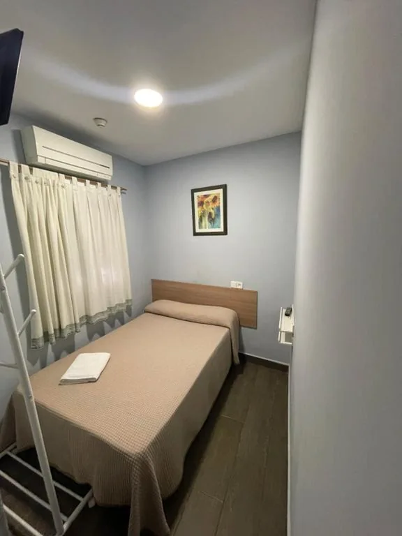 Habitación Individual — Hostal Tres Hermanos