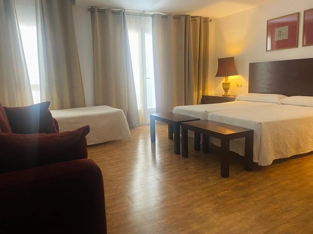スーペリアトリプルルーム — Hostal Tres Soles