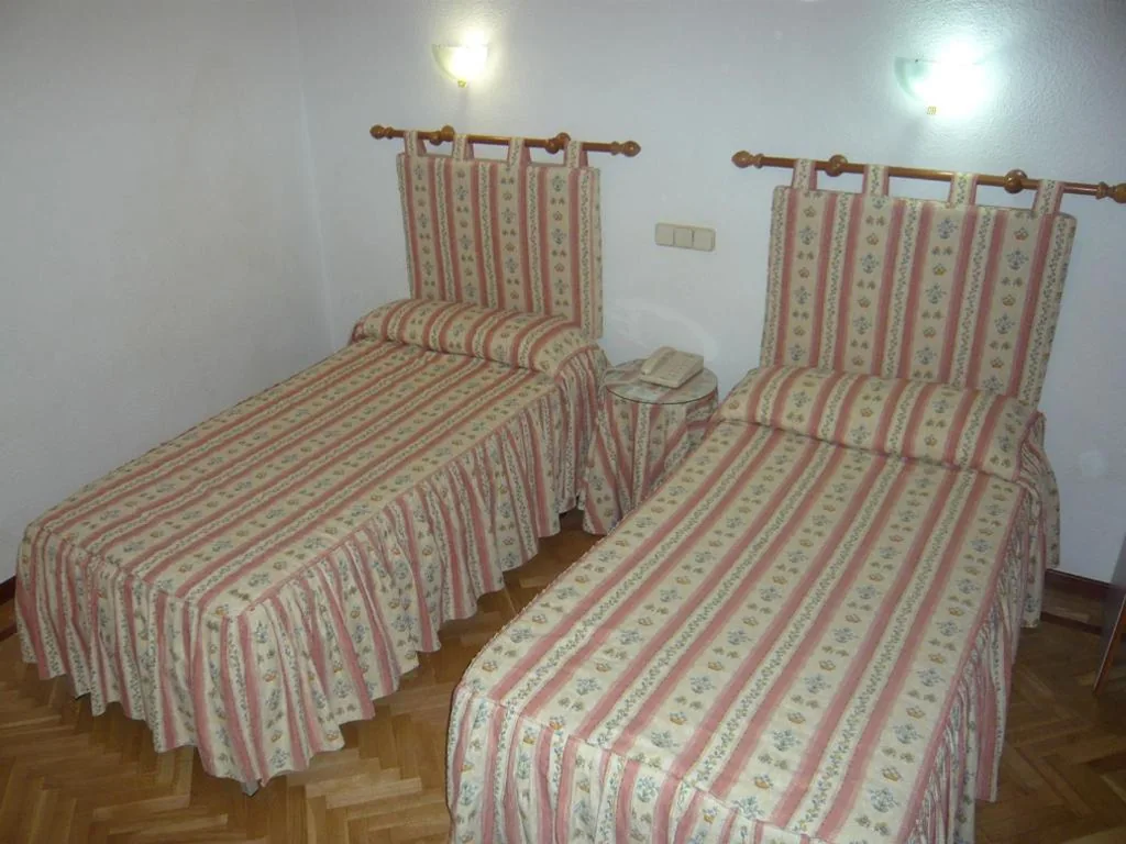 Chambre double – 2 lits — Hostal Triana