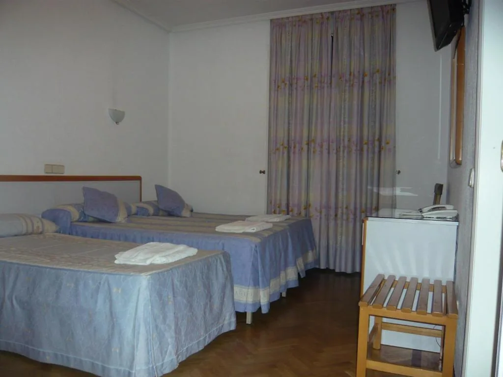 Chambre double avec lit d’appoint – 2 lits — Hostal Triana