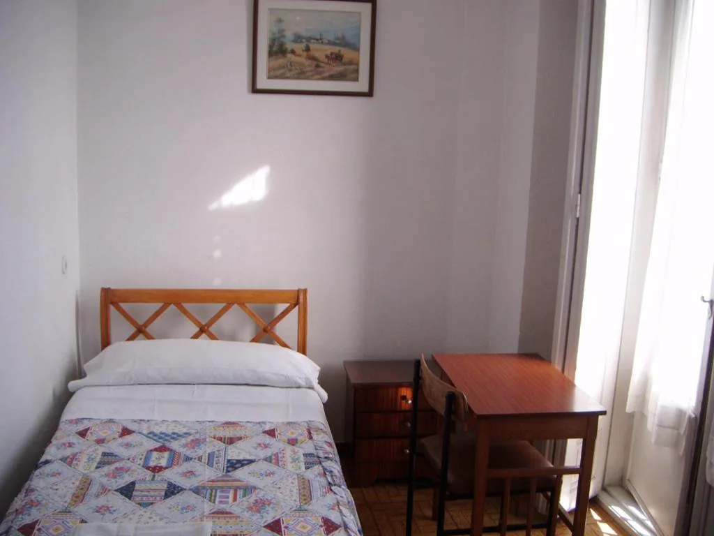 Quarto Individual com casa de banho partilhada — Hostal Tudescos