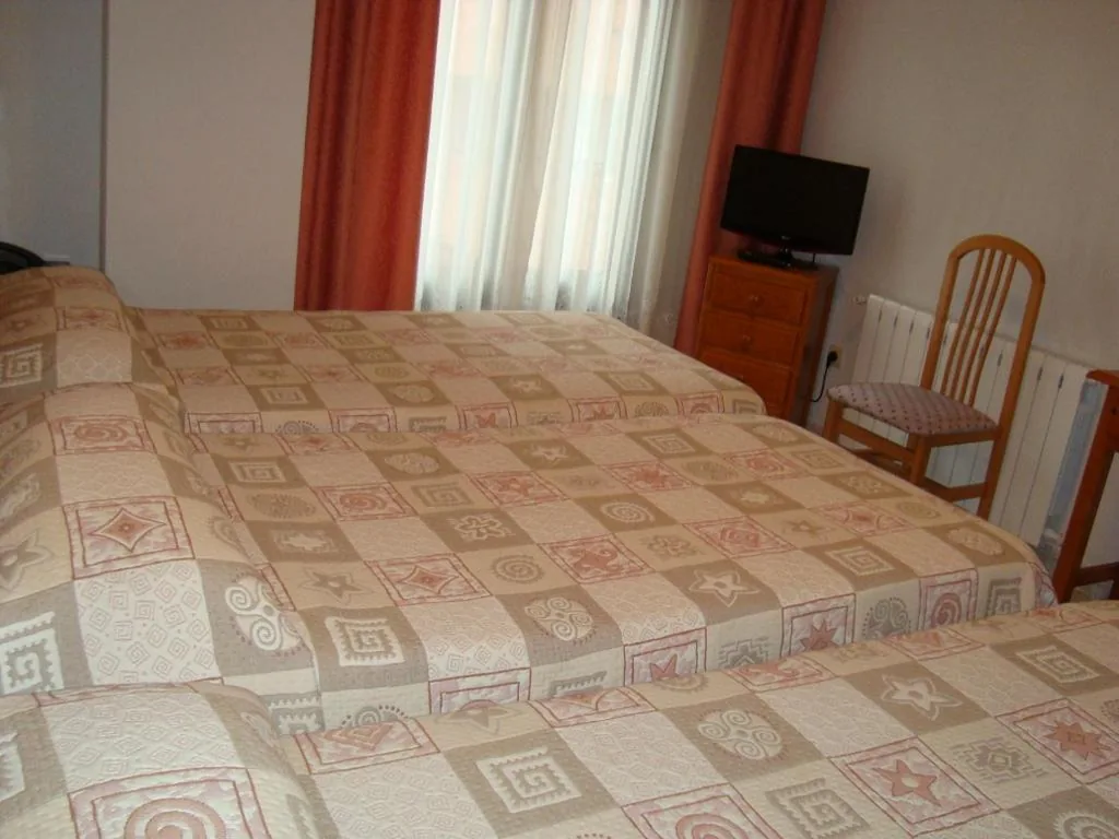 Habitación Triple Básica — Hostal Universal