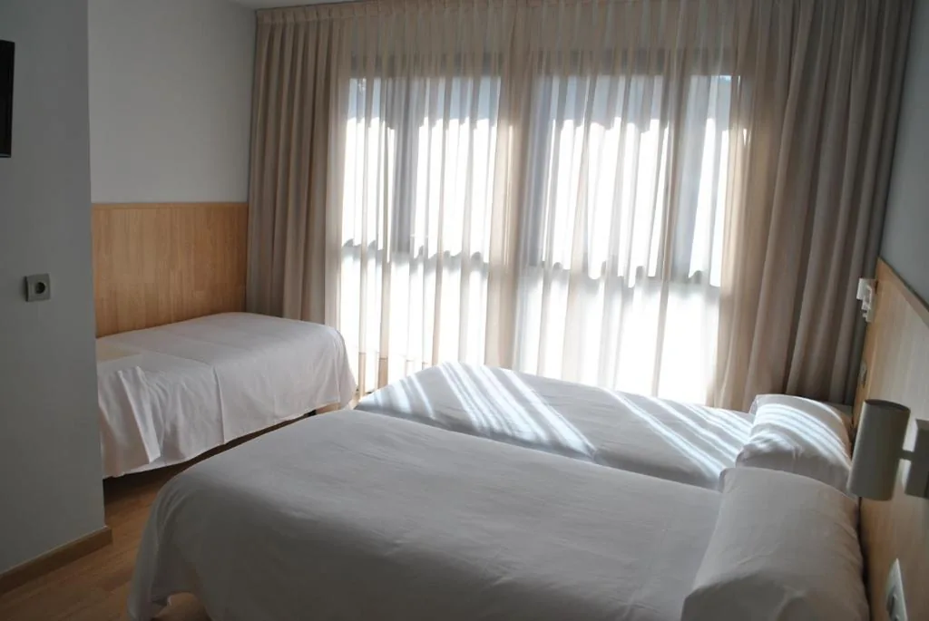 带浴室的三人间 — Hostal Universitat