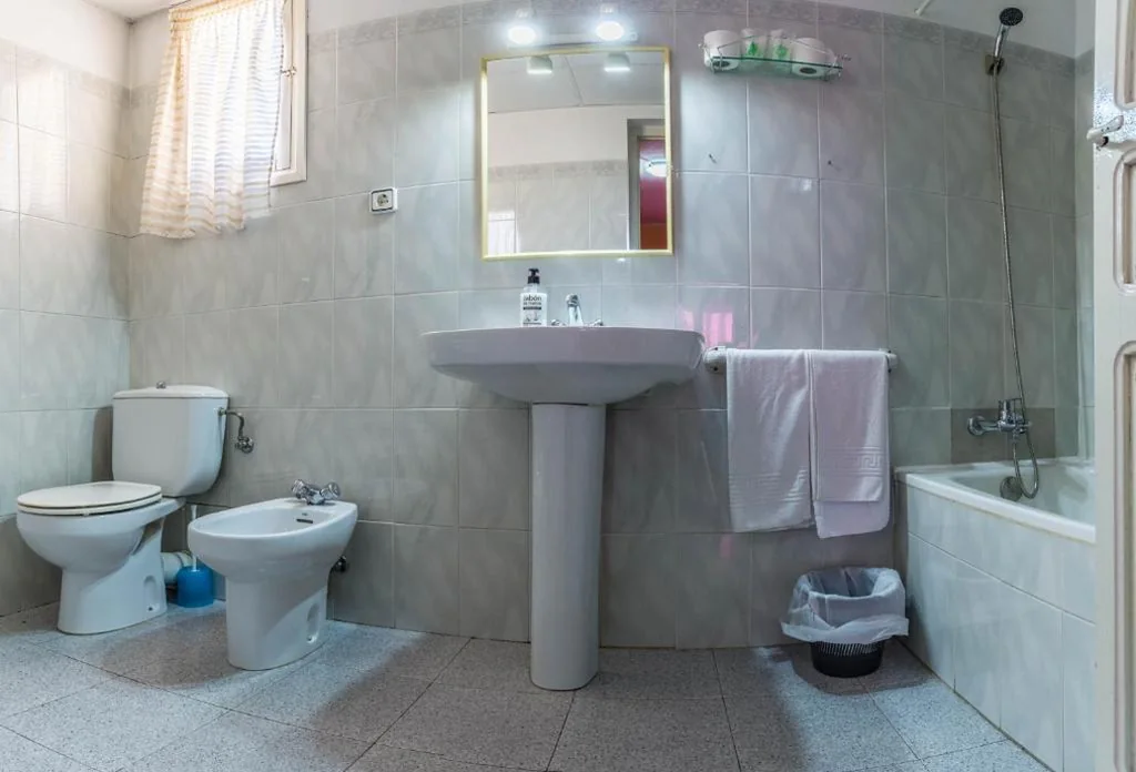 Habitación Cuádruple con baño privado — Hostal Urgell
