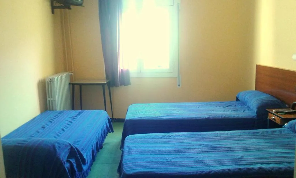 Habitación Triple — Hostal Urgell