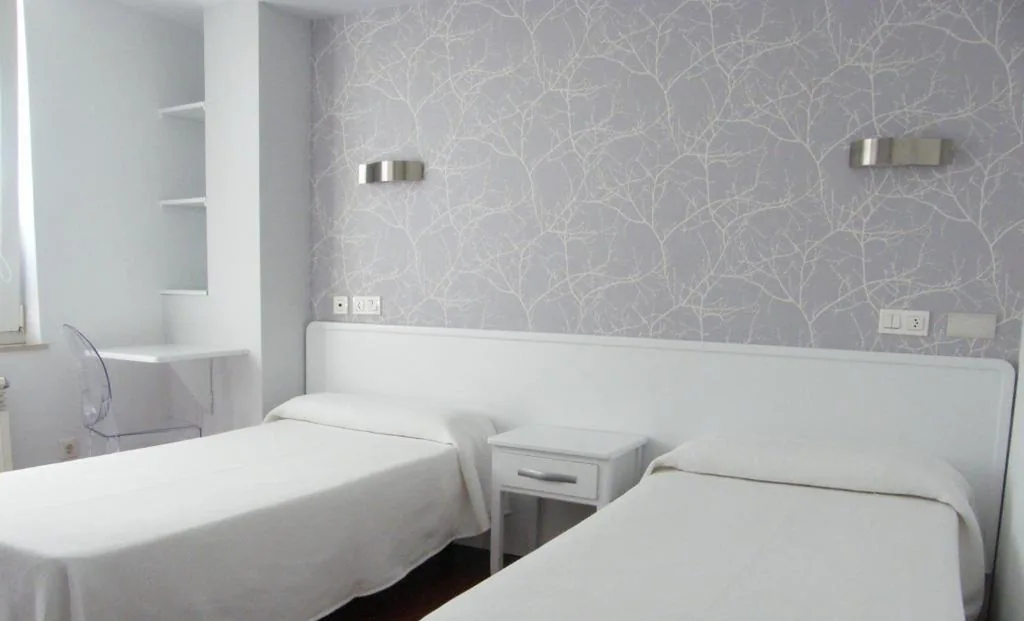 Double Room - 1 or 2 Beds — Hostal Valadares