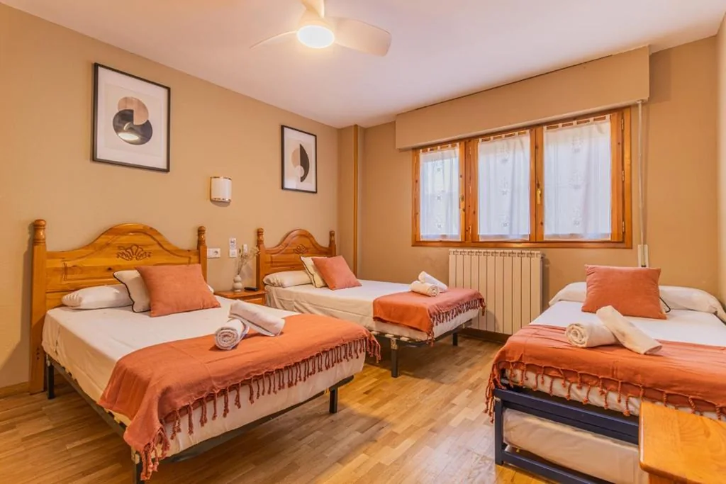 Habitación Triple — Hostal Valle De Tena