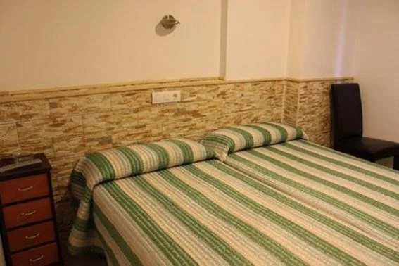 Chambre double avec salle de bains privative extérieure - 1 ou 2 lits — Hostal Valle del Iregua