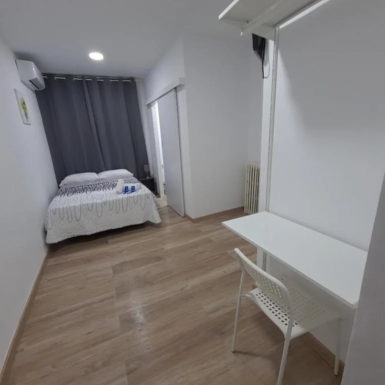 Habitación Doble con baño privado — Hostal Vara Madrid
