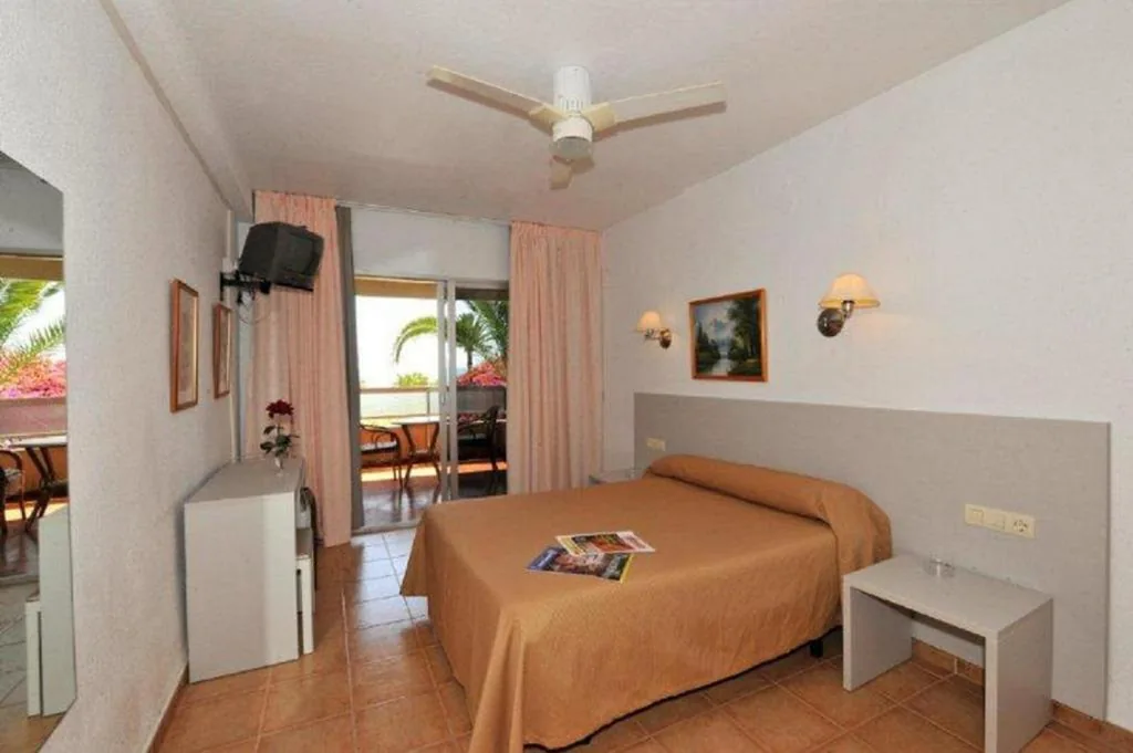 Doppelzimmer mit Meerblick – 1 oder 2 Betten — Hostal Velilla