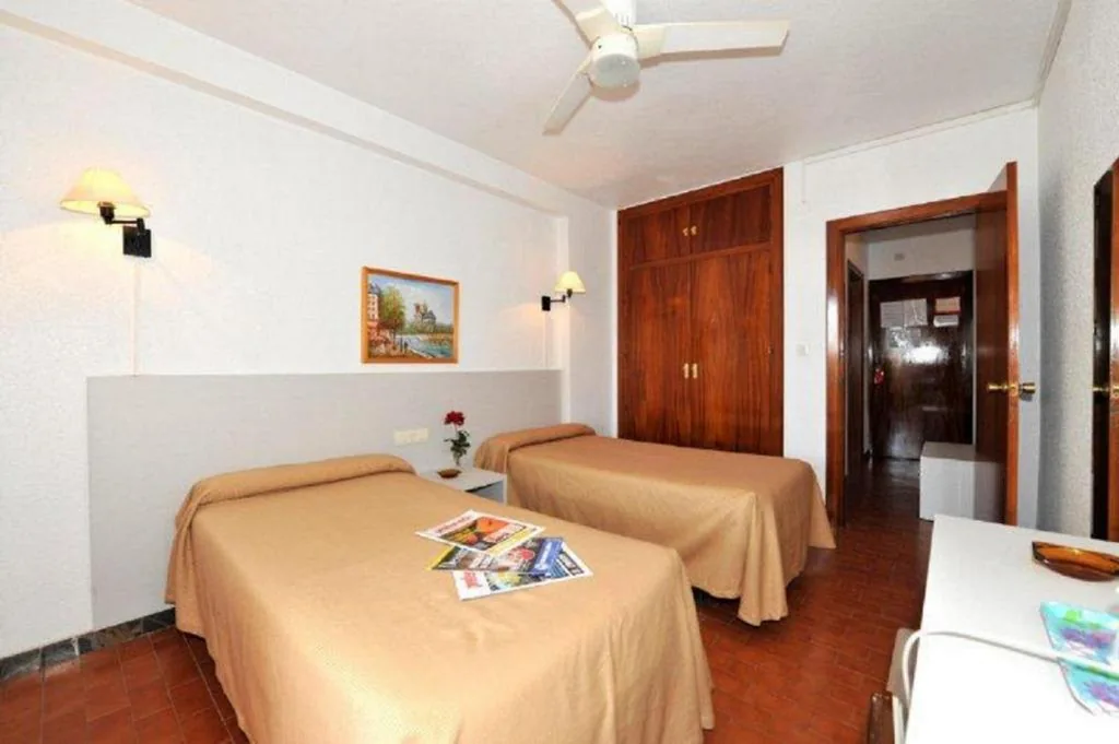 Standard-Doppelzimmer – 1 oder 2 Betten — Hostal Velilla