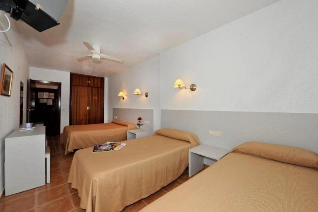 Dreibettzimmer — Hostal Velilla