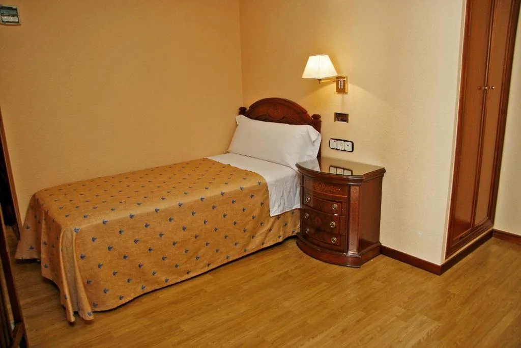 Habitación Individual — Hostal Victoria I