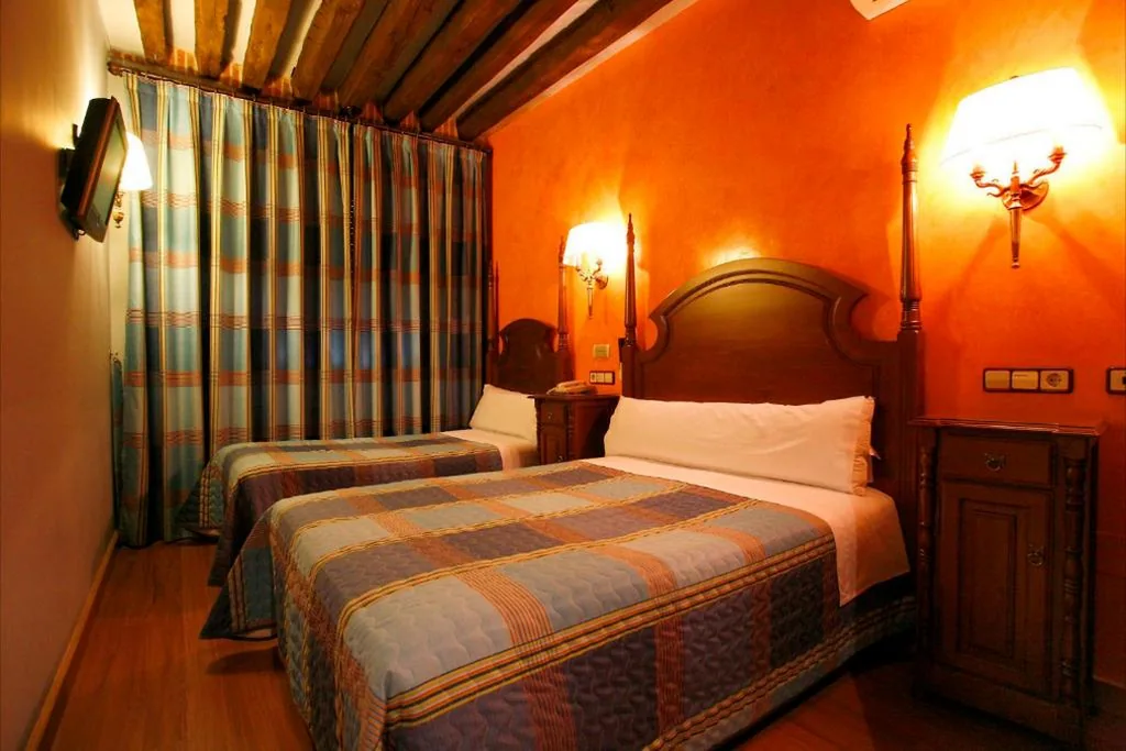 Habitación Triple con vistas — Hostal Victoria I