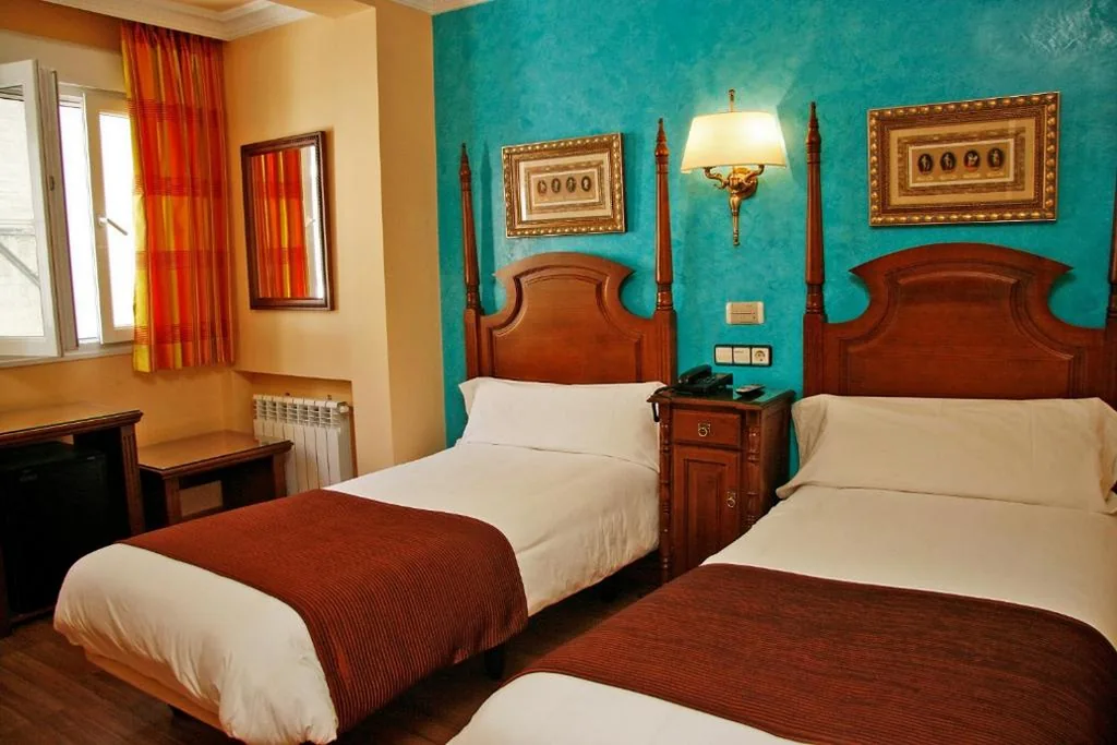 Habitación Doble con balcón — Hostal Victoria II