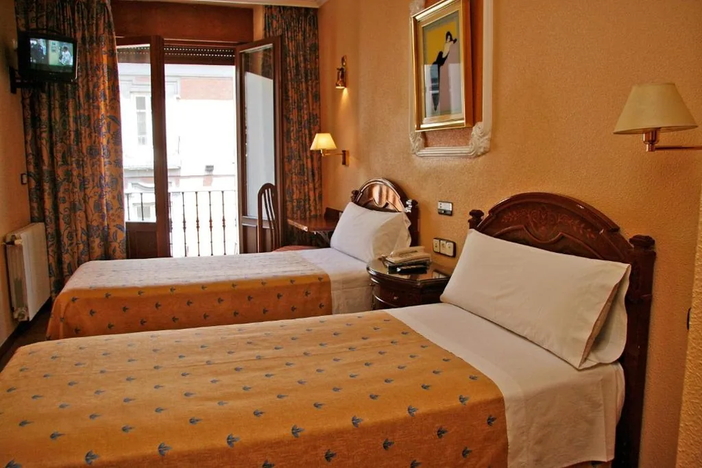 Habitación Doble con balcón — Hostal Victoria III